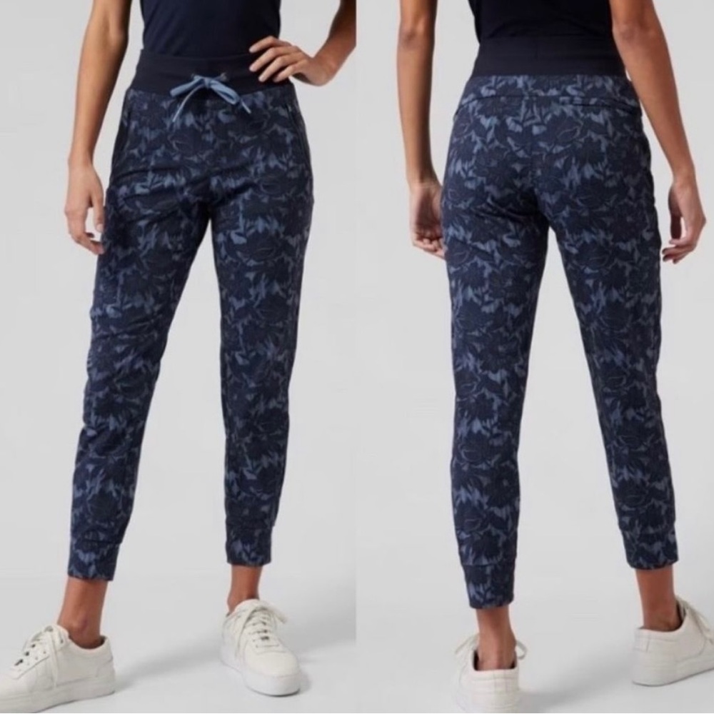 Athleta Floral Trekkie North Printed Jogger Pants Ethereal Bloom Cott - size 6